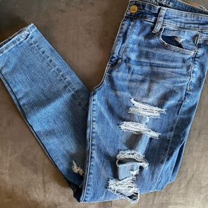 Distressed high rise jeggjng, medium wash.